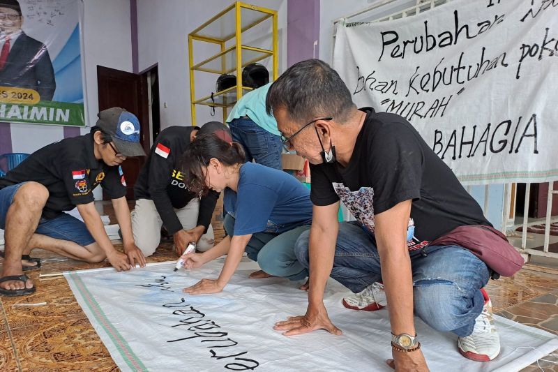 Minim Dana, Relawan Anies di Makassar Berkampanye Pakai Karung Bekas