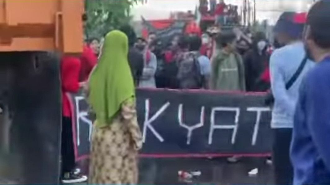 Heboh Demonstran di Unhas Makassar Hadapi Emak-Emak Ngamuk di Jalanan