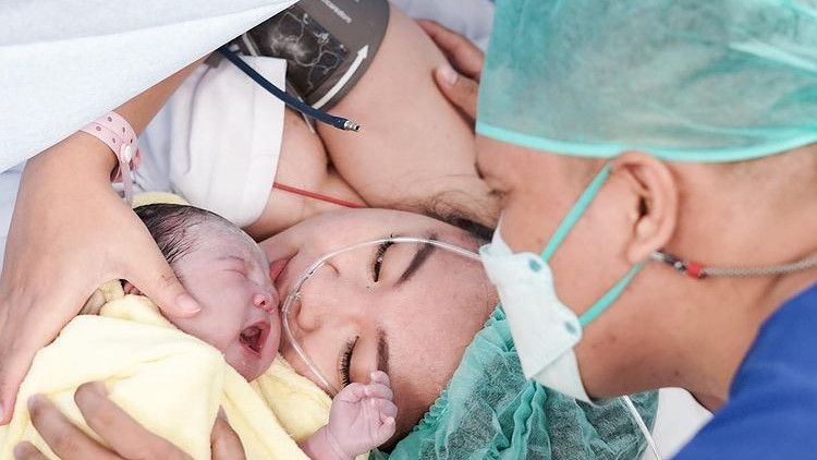 Arief Muhammad Umumkan Kelahiran Anak Kedua, Lahir dengan Dua Gigi di Tanggal Cantik