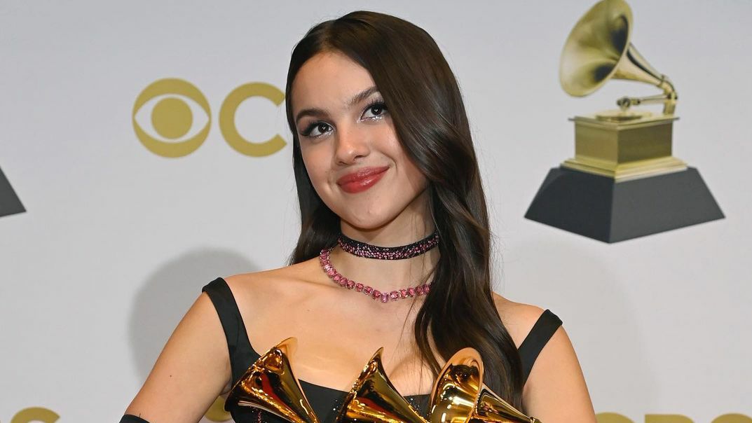 Momen Trofi Grammy Awards Olivia Rodrigo Jatuh Berserakan di Red Carpet, Wajah Syok Ingatkan Netizen dengan Taylor Swift: Ketularan!