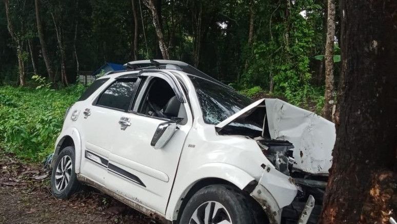 Minibus Melaju Kencang hingga Tabrak Pohon, Satu Keluarga di Cianjur Tewas