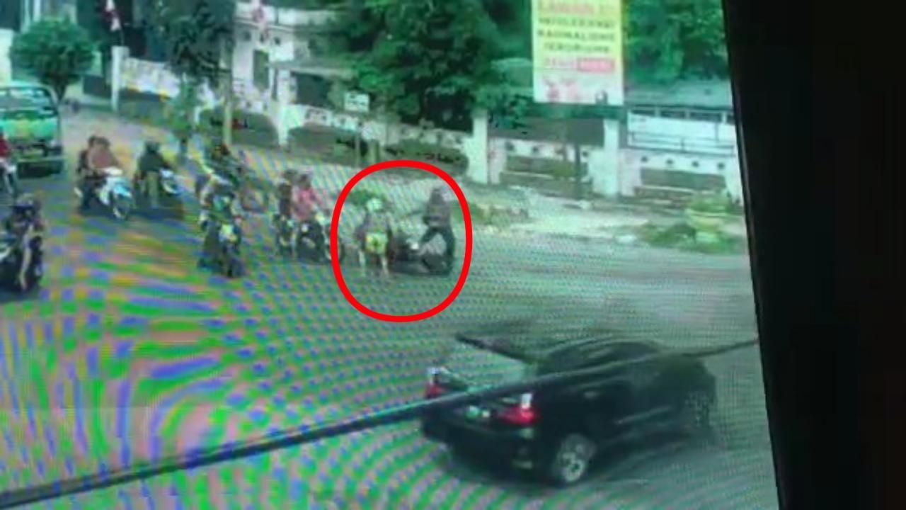 Detik-detik saat pelaku begal menyerang pengendara di Medan (Tangkapan layar)