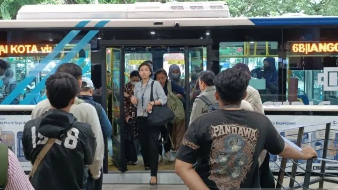 Kakek yang Pukul dan Teriak Teroris ke Wanita di Halte Jakbar Di-blacklist TransJakarta