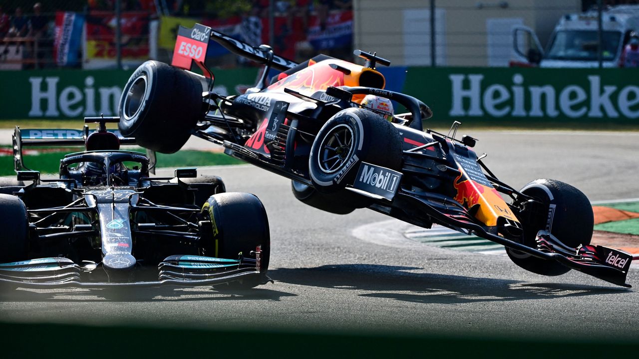 Benturan Nyaris Fatal, Nyawa Hamilton Diselamatkan 'Halo' Mobil Formula 1