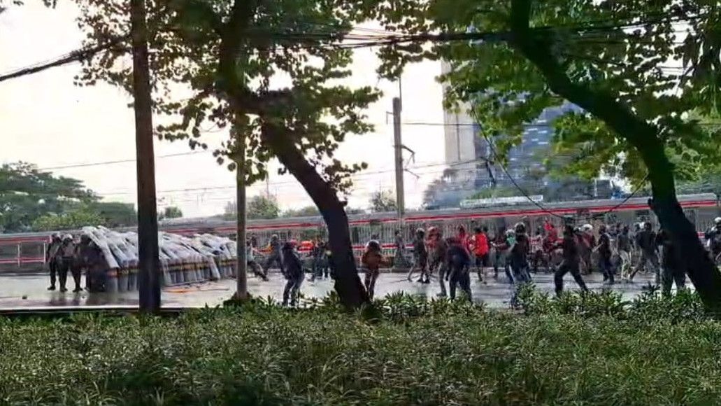 Demo di DPR Hari Ini Berakhir Ricuh, Polisi Pukul Mundur Massa