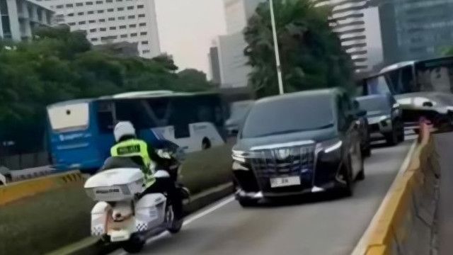 Lagi-Lagi Mobil Pejabat Bareng Patwal 