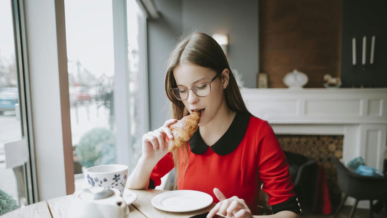 Nikmati Pengalaman Makan Sendirian (pexels.com)