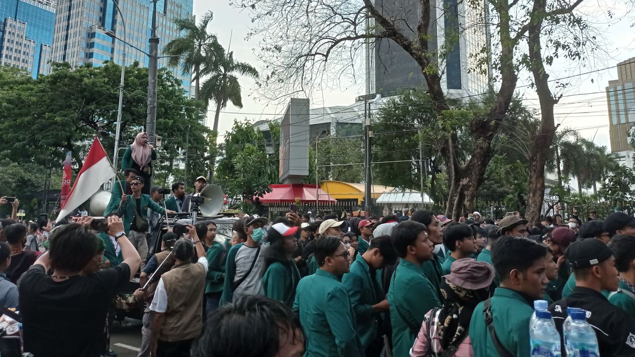 Mahasiswa dan PA 212 Demo Tolak Kenaikan Harga BBM di Patung Kuda Jakarta