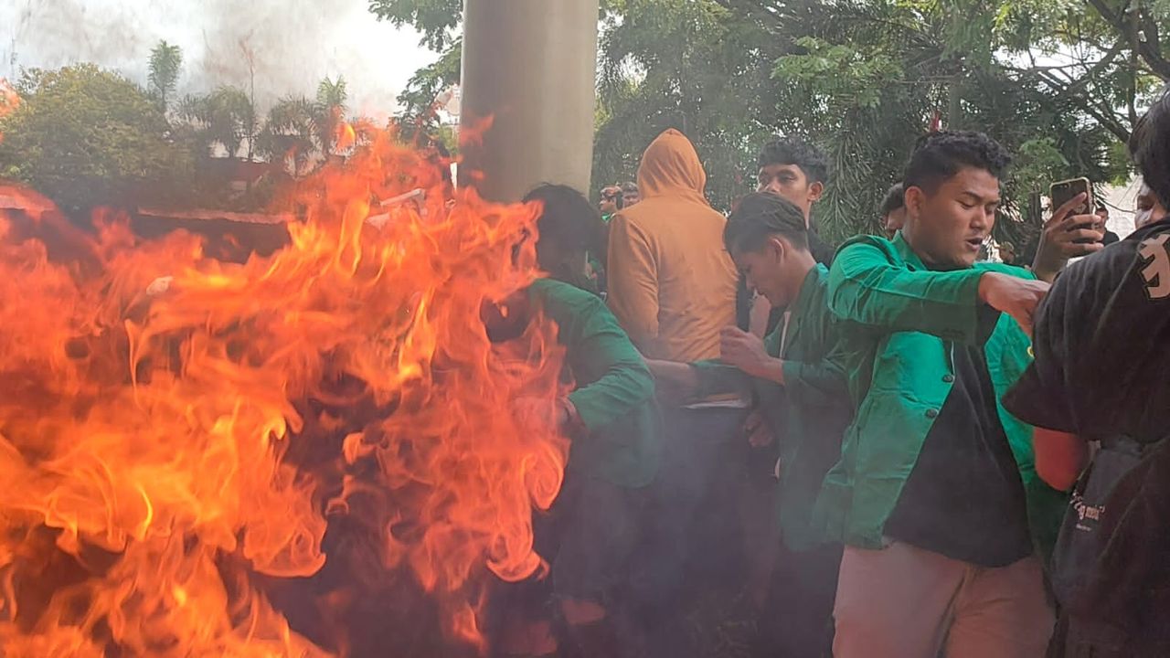 Demo Tolak Kenaikan Harga BBM di Lhokseumawe Ricuh, Polisi Tembakkan Gas Air Mata hingga Water Cannon