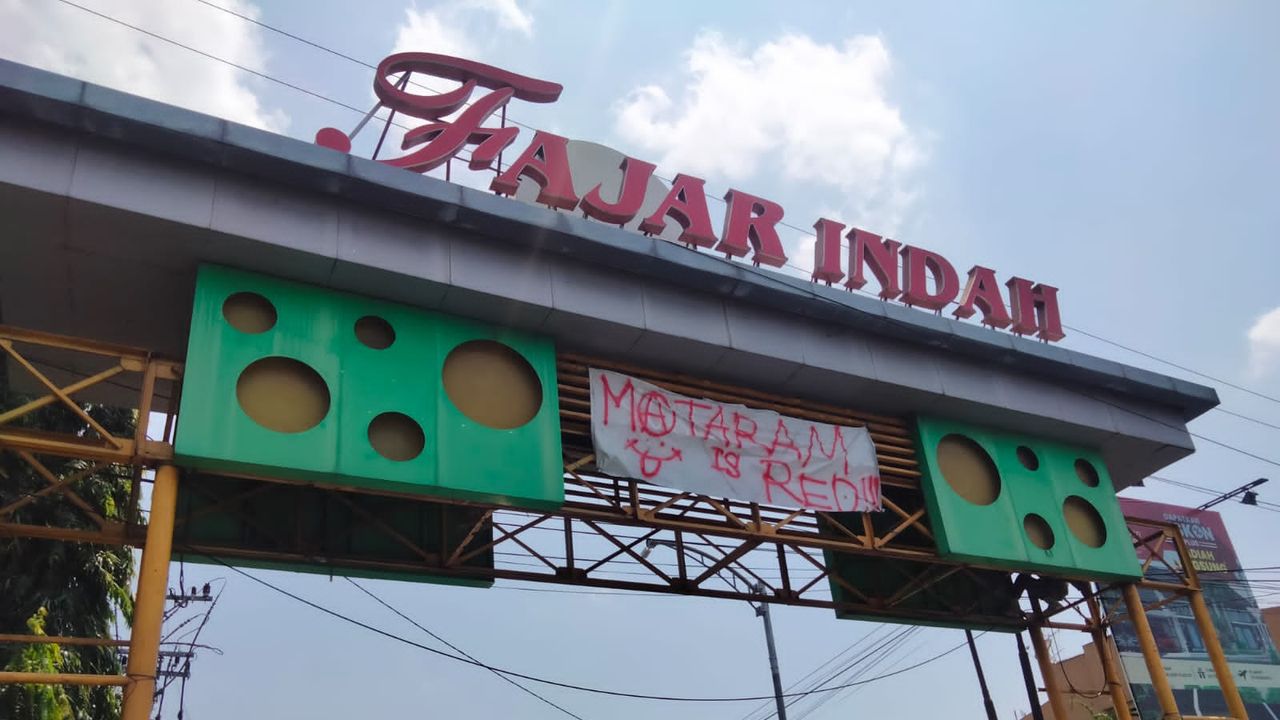 Aksi Gibran Turunkan Spanduk 'Mataram Is Red' Jelang Persis Solo versus PSIM: Tertib Kabeh!