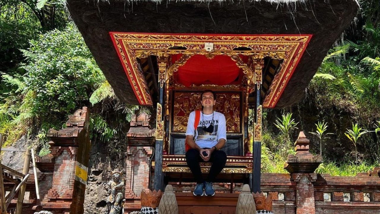 Bule Duduk di Pelinggih, Tempat yang Disucikan Umat Hindu, Dispar Bali Meradang