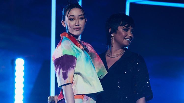 Demi Lovato Terciduk Gandeng Noah Cyrus Usai Tampil di YouTube 2021 Pride, Udah Jadian?