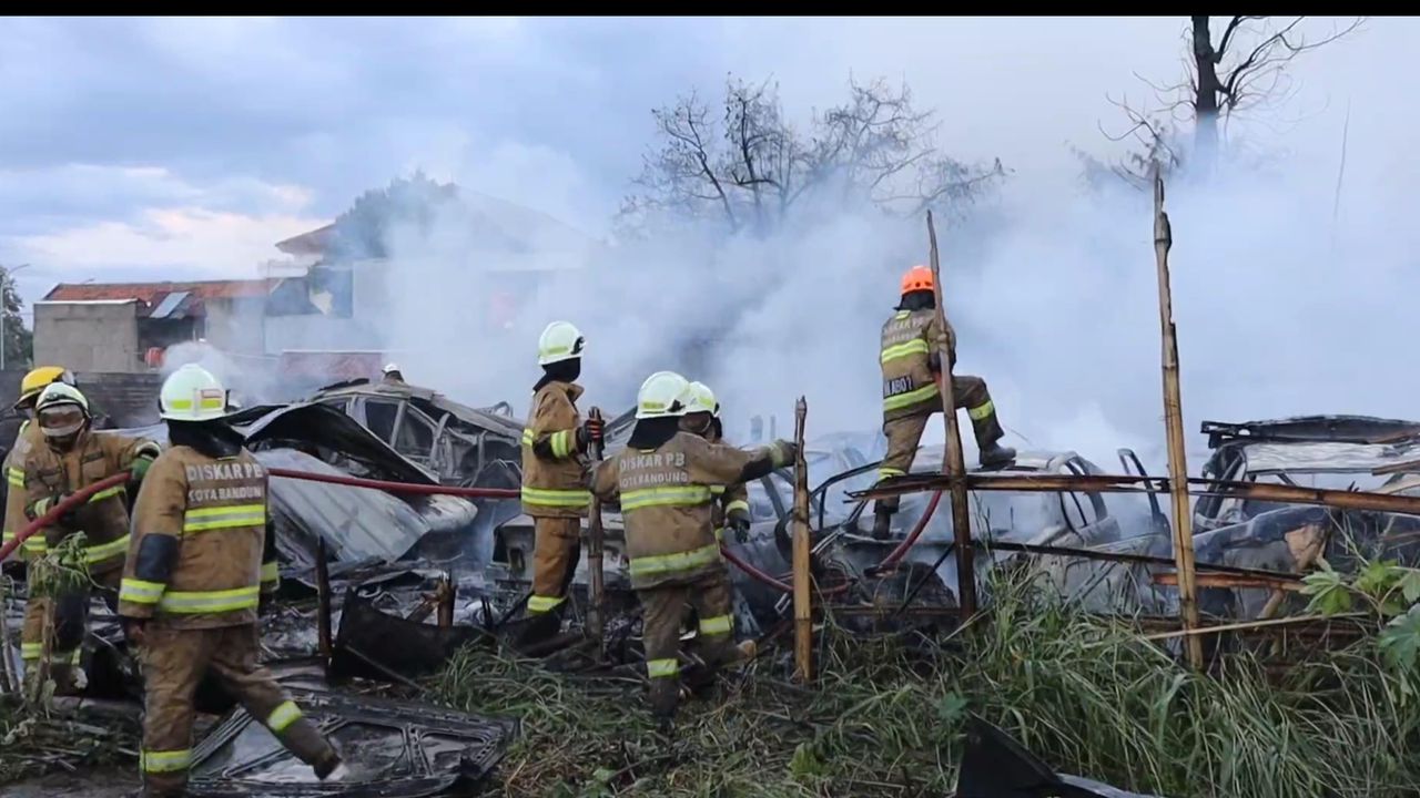 Si Jago Merah Lalap Puluhan Mobil yang Berada di Bengkel Bandung