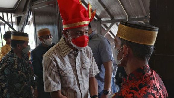 Kunjungi Istana Tamalate Makassar, Ganjar Pranowo Disambut Prajurit dan Pakai Patonro