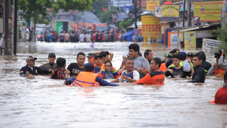 Diguyur Hujan Seharian, BPBD Kota Tangerang Siaga Banjir Terjunkan Ratusan Personel di Titik Rawan