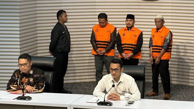 Jadi Tersangka Dugaan Suap, Ade Kuswara: Mohon Maaf Warga Bekasi