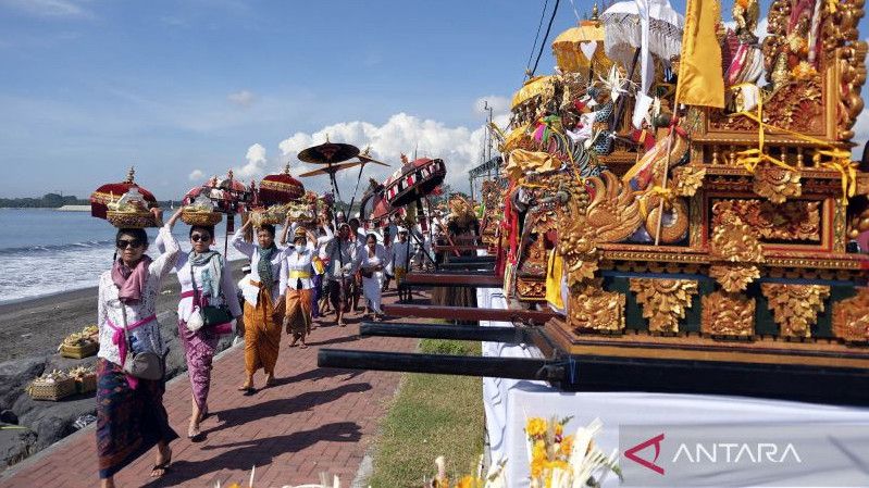 Jelang Hari Raya Nyepi, Ribuan Warga Hindu di Bali Ikuti Upacara Melasti