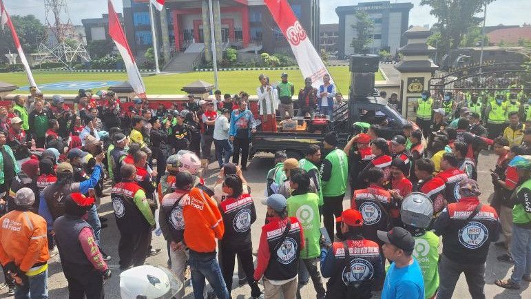 WNA dari Eropa hingga Korea Selatan Bantu Ojol di Indonesia, Kirim Makanan hingga Obat Buat Demo