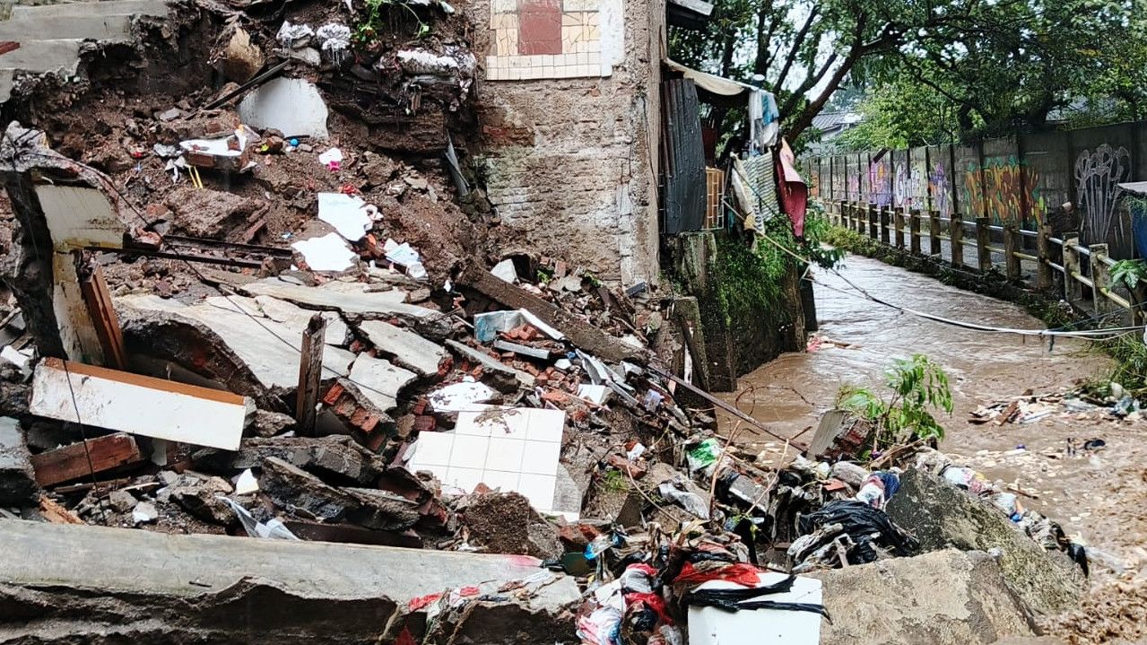 Momen Bangunan Sekolah PAUD di Bandung Ambruk Terus Digerus Arus Sungai