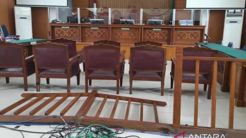 Pengunjung Heboh Usai Hakim Bacakan Vonis Bharada E, Pembatas Ruang Sidang PN Jaksel Sampai Roboh