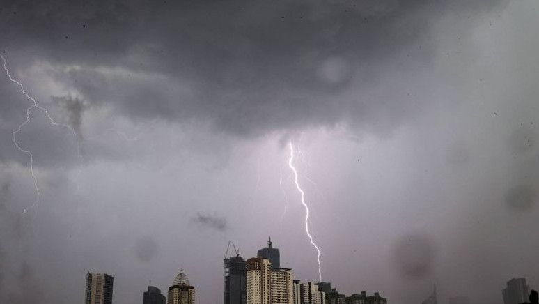 Jakarta Bakal Diguyur Hujan Disertai Petir Hari Ini