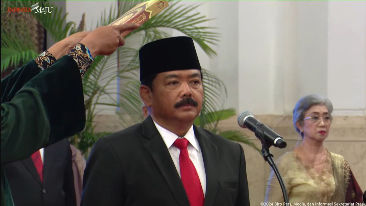 Sah! Jokowi Resmi Lantik Hadi Tjahjanto Jadi Menko Polhukam Gantikan Mahfud MD