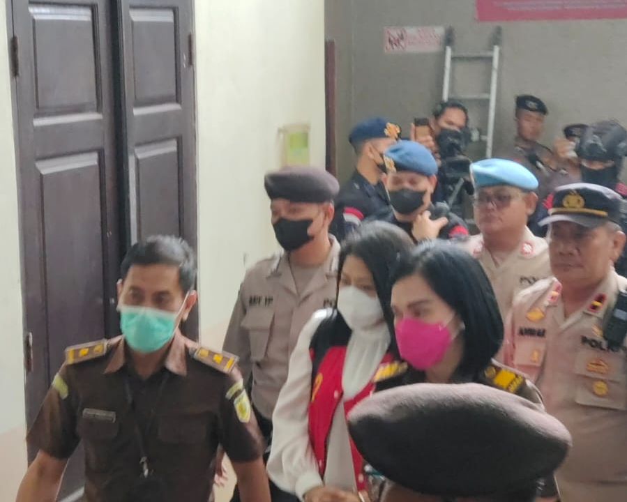 Ditanya Soal Ferdy Sambo Divonis Hukuman Mati, Putri Candrawatan Bungkam