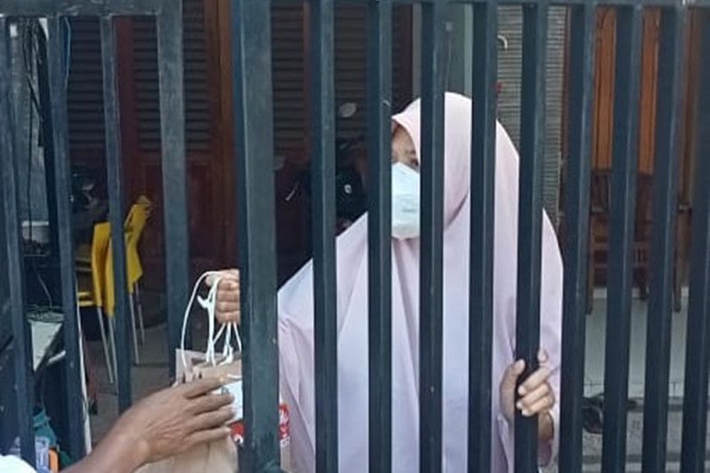 Aksi Sosial Beri Makan Warga Isoman 'Menjamur' di Surabaya