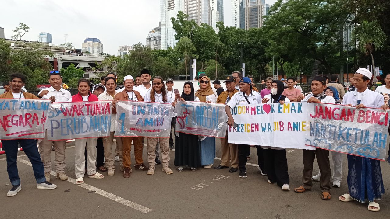 Bawa Karung Beras, Pendukung AMIN ke Istora Senayan Dukung Anies Jelang Debat Capres