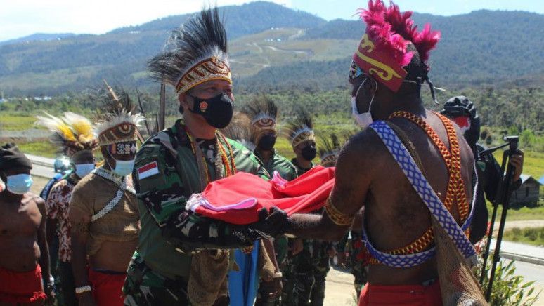 Mendapat Bendera Merah Putih, Kepala Suku Pegaf Papua Barat: Selamanya Kami NKRI!