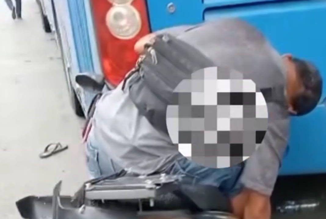 Viral Pemotor Seruduk Bus TransJakarta di Jaktim, Polisi: Diduga Korban Kurang Hati-hati