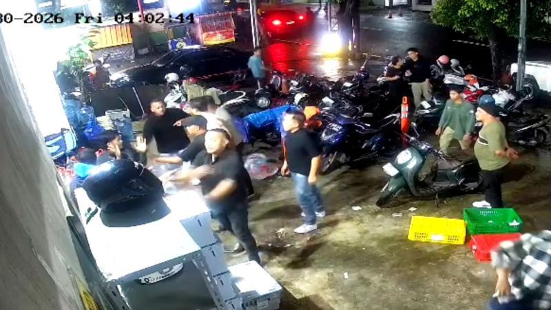 Pegawai Ritel Diserang Sekelompok Orang di Pasar Minggu, Ngeri!