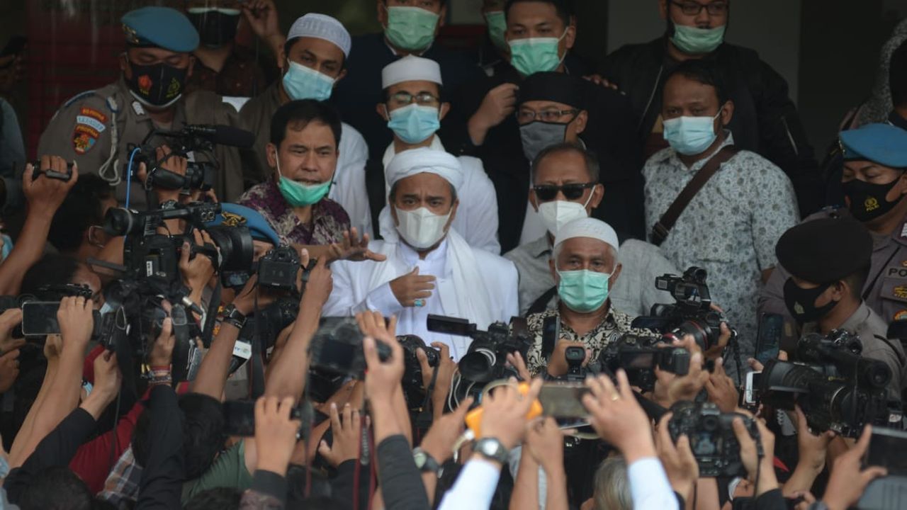 Polri Bantah Anggotanya Tendang Rizieq Shihab Saat Dipindah ke Rutan Bareskrim