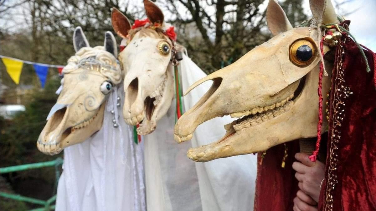 Tanpa Gemerlap Kemewahan, 5 Tradisi Kostum Natal yang Bikin Merinding