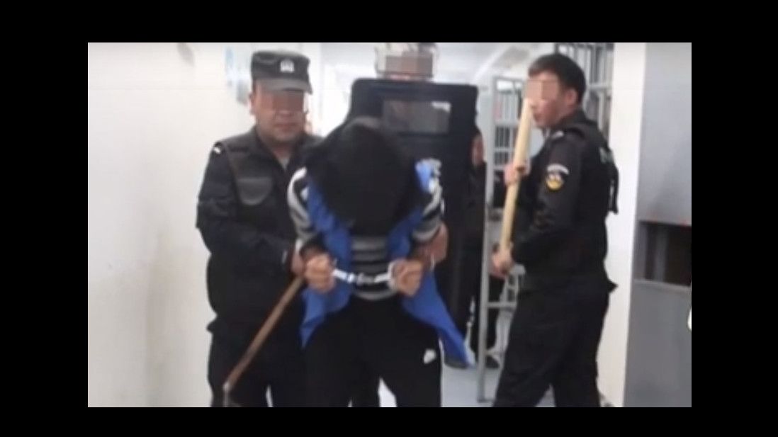 Beredar Foto Polisi Xinjiang Disebut Penjarakan Kelompok Teroris Uighur, Pengamat: Belum Seberapa Dibanding Guantanamo Milik AS