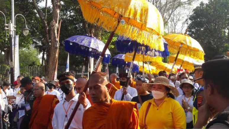 Umat Buddha Berjalan dari Candi Mendut ke Borobudur Jelang Waisak