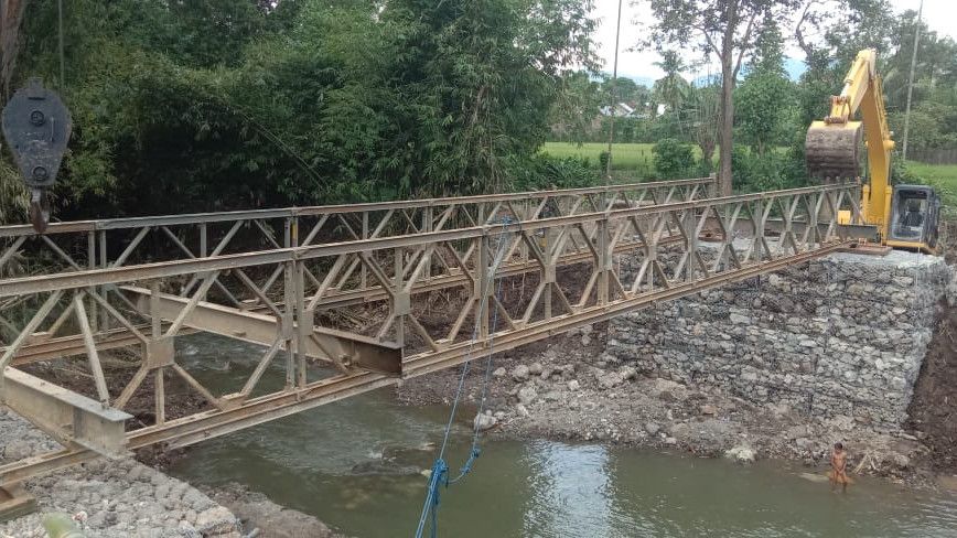 Aksi Prajurit TNI AD Bangun Lagi Jembatan yang Hanyut karena Banjir Bandang