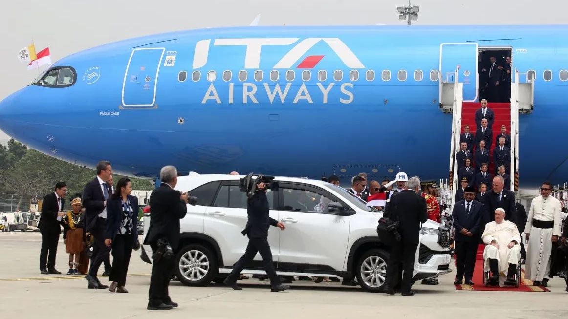 Paus Fransiskus Naik Toyota Inova Zenik dari Bandara Soetta ke Jakarta, Menag: Luar Biasa Kesederhanaan Beliau