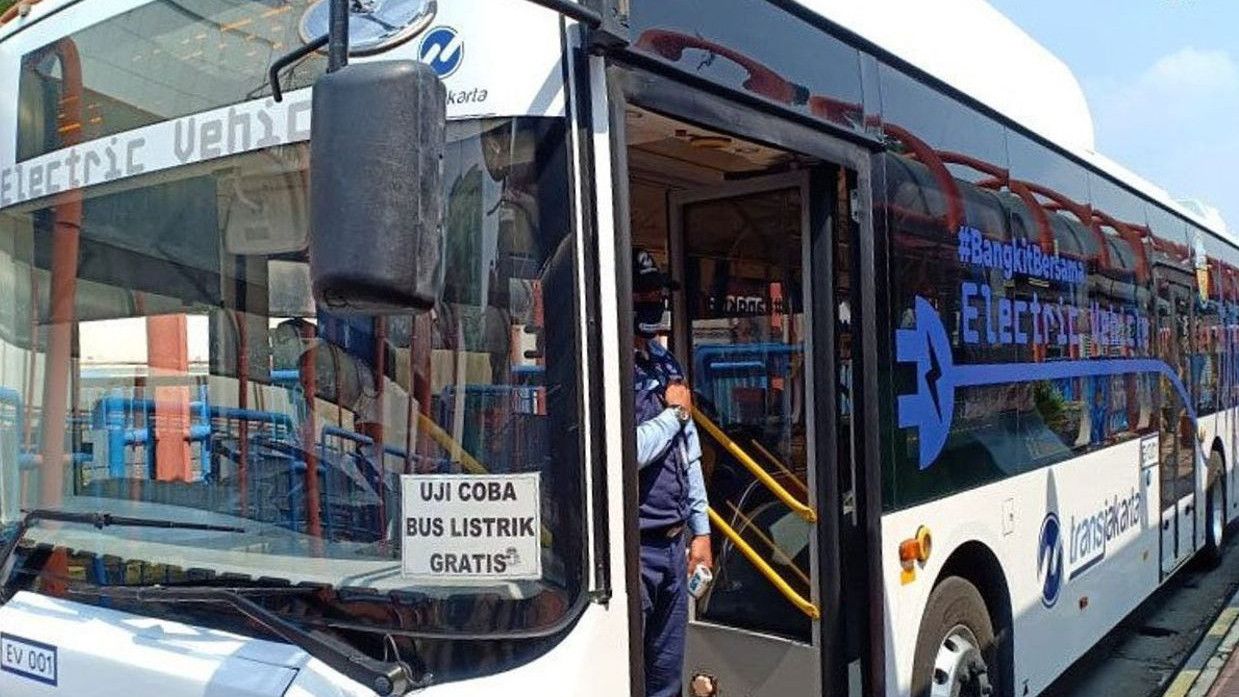 Ingatkan Prokes, Petugas Halte TransJakarta Justru Dihardik Pengguna Bus