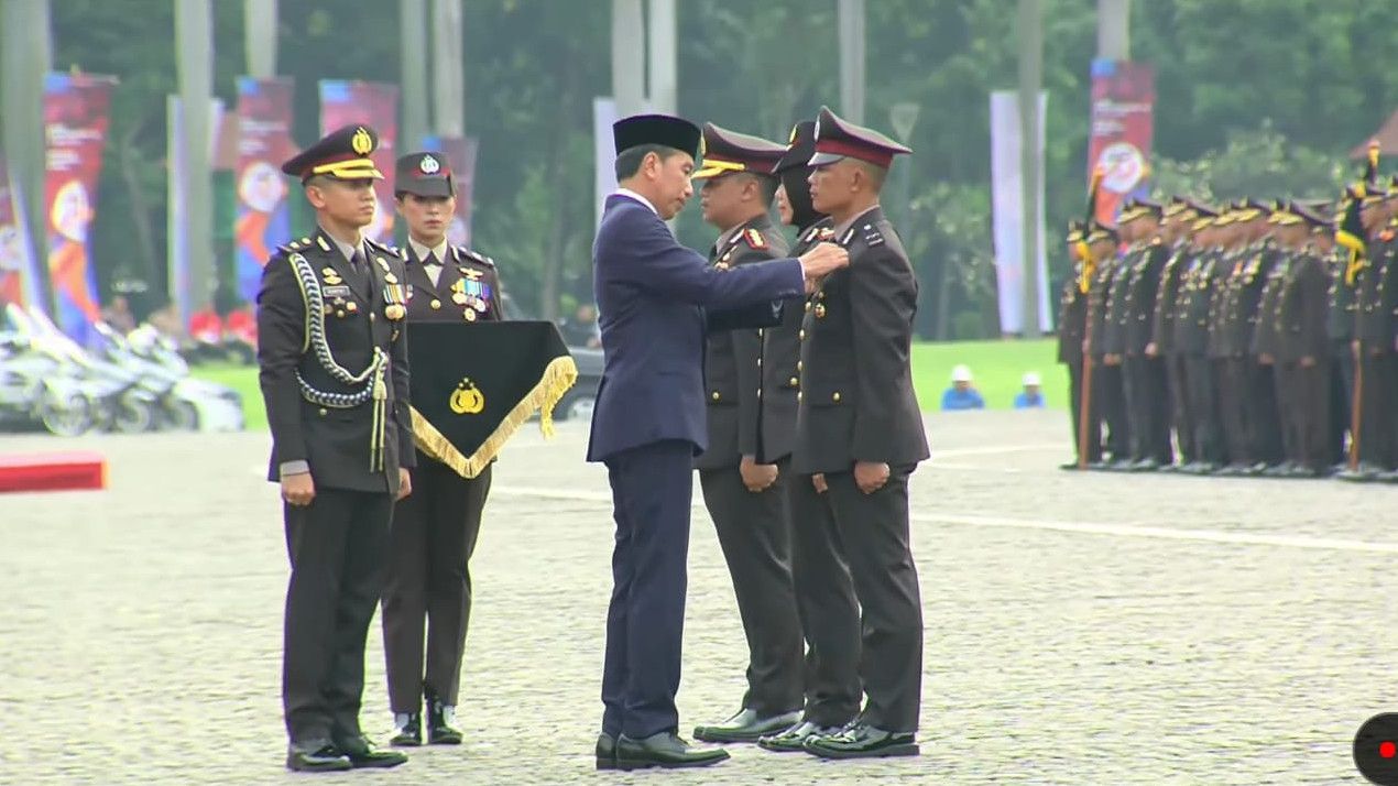 Jokowi Beri Penghargaan Bintang Bhayangkara Nararya ke 3 Polisi, Siapa Saja?