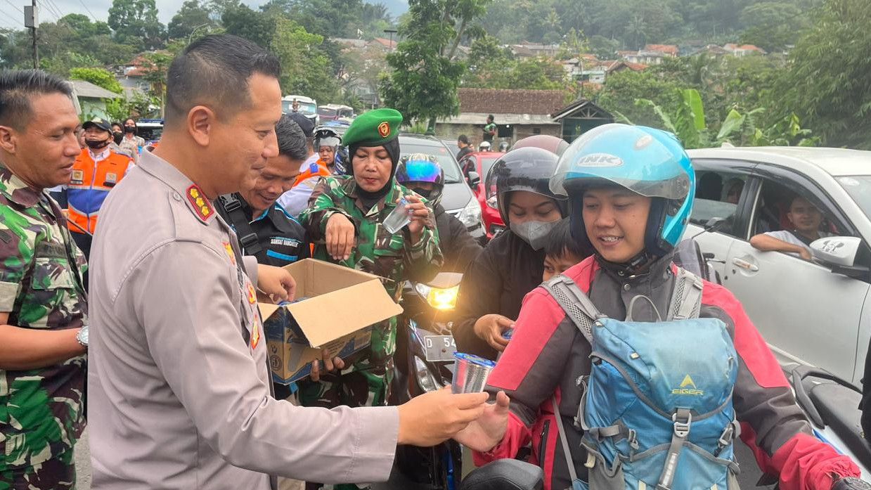 TNI dan Polri Kompak Hibur Pemudik yang Terpending One Way di Nagreg Bandung