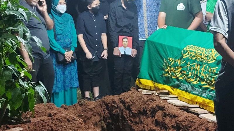 Momen Haru Iringi Pemakaman Boy Awalia, Pilot Citilink yang Meninggal Usai Pesawatnya Mendarat Darurat di Juanda