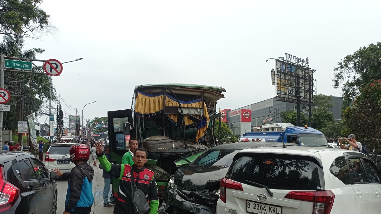 Lagi, Truk Tabrak Bus dan 2 Mobil di Jalan Transyogi Cibubur Bogor