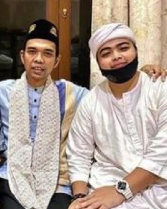 Ustaz Abdul Somad dan Ameer Azzikra (Foto: Instagram/@ustadzabdulsomad_official)