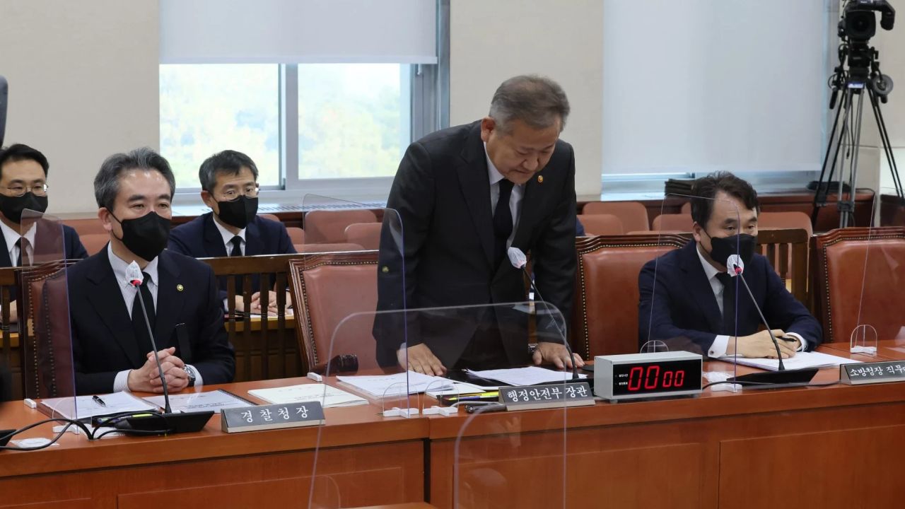 Pejabat Tinggi Korea Selatan Minta Maaf Atas Tragedi Itaewon, Menundukkan Kepala Hingga Menangis
