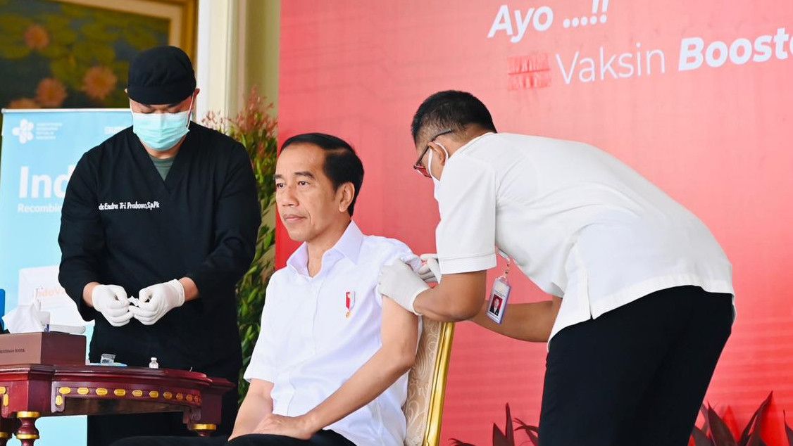 Pakai Vaksin Dalam Negeri, Jokowi Resmi Terima Suntikan Booster Kedua