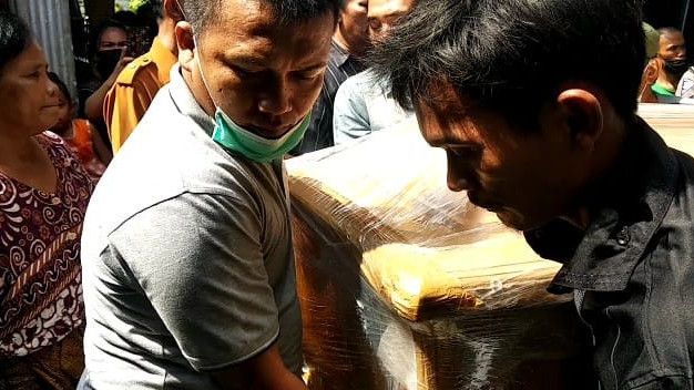 Breaking News: Tangis Keluarga Pecah Sambut Kedatangan Jenazah Feri Saut, Korban Penembakan Bripka CS di Cengkareng