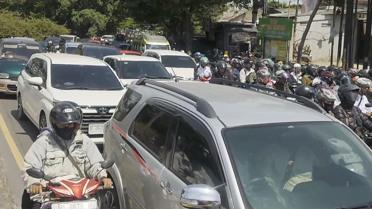 Meski Sudah Lebaran, Jalan Cibiru Kota Bandung Masih Macet Parah