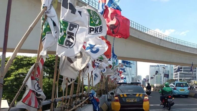 Usai Memakan Korban, Polisi Tertibkan Bendera Parpol di Kawasan Mampang Prapatan Jaksel
