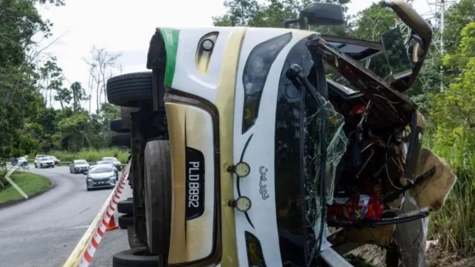 Bus Berisi Mahasiswa Alami Kecelakaan Maut di Malaysia, 15 Penumpang Tewas